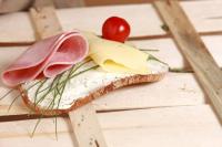 Foto: En brødskrive med ost, smør, skinke og tomat