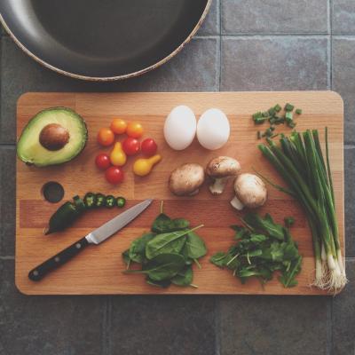 Foto: en skjærefjøl med egg og grønnsaker på