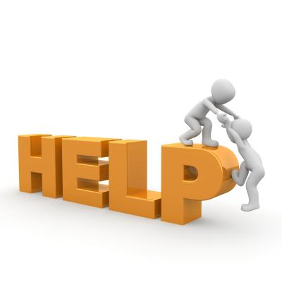Illustrasjon: En som hjelper en annen opp på en tredimensjonal figur som består av ordet HELP- illustrerer at spiseforstyrrelsen kan oppleves å hjelpe med noe personen