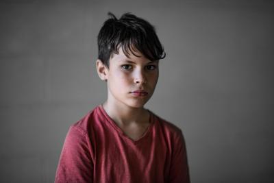 Foto: en gutt i barneskolealder som ser alvorlig ut